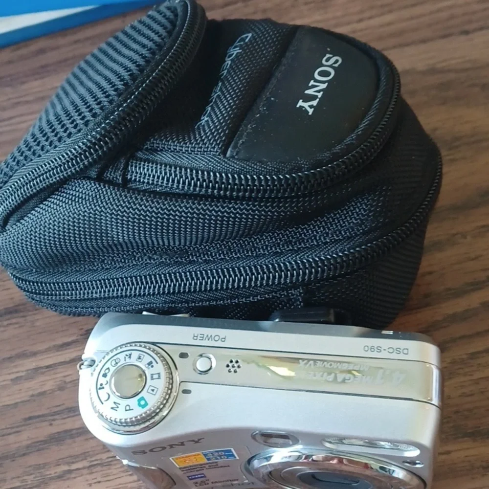 Sony Cyber-shot 4.1mp zoom carl zeiss digital camera with case